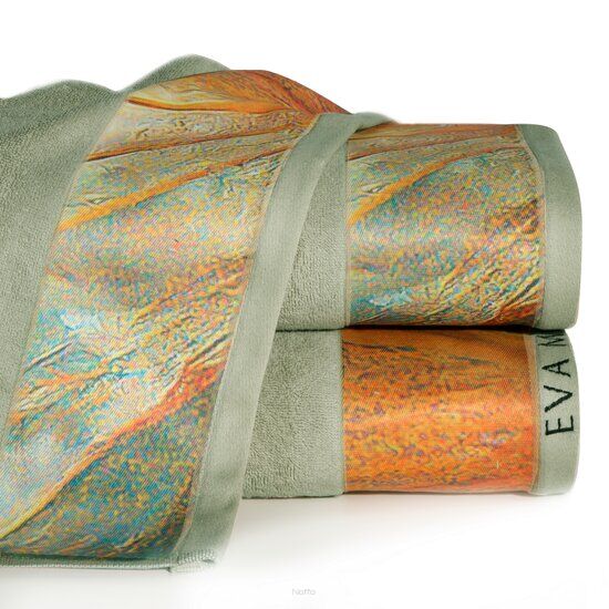 Ręcznik 50x90 STELLA Eva Minge oliwkowy zdobiony bordiurą z abstrakcyjnym pomarańczowym nadrukiem