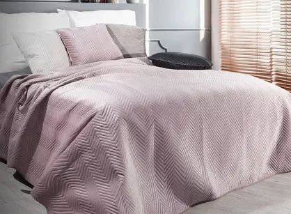 Narzuta welwetowa 230x260 SOFIA pudrowa pikowana w gęstą jodełkę
