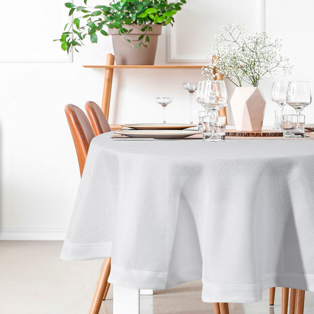 Obrus fi 150 STELLA 2 biały zdobiony kantą z wplecioną nicią srebrną