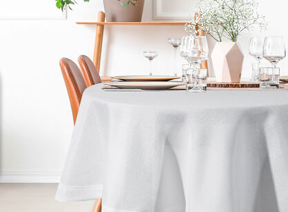 Obrus fi 150 STELLA 2 biały zdobiony kantą z wplecioną nicią srebrną