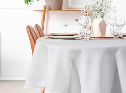 Obrus fi 150 STELLA 2 biały zdobiony kantą z wplecioną nicią srebrną