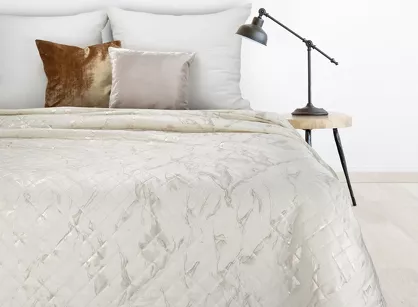 Narzuta welwetowa 170x210 LUIZ 6 kremowa pikowana ze złotym przecieranym wzorem efekt 3D Design 91