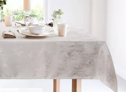 Obrus 160x240 INES 9 kremowy z szampańskim przecieranym wzorem zkolecji Diva Line