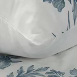 Pościel satynowa 140x200 SPRING 70 biała z niebieskim wzorem roślinnym z kolekcji Classic  - 2