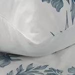 Pościel satynowa 140x200 SPRING 70 biała z niebieskim wzorem roślinnym z kolekcji Classic  - 4