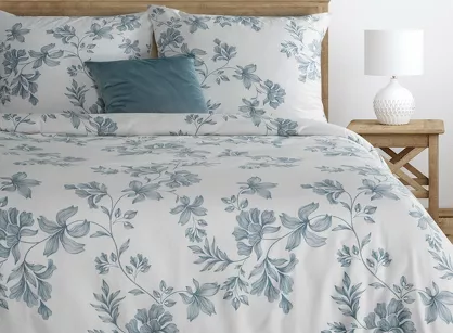 Pościel satynowa 140x200 SPRING 70 biała z niebieskim wzorem roślinnym z kolekcji Classic 