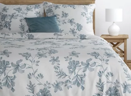 Pościel satynowa 140x200 SPRING 70 biała z niebieskim wzorem roślinnym z kolekcji Classic 