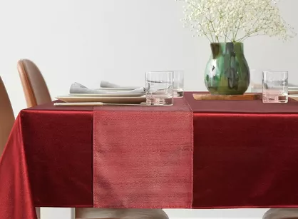 Obrus 140x300 GLAMO bordowy z bieżnikiem 33x300 połyskującym złotą nicią