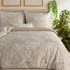 Pościel satynowa 220x200 SPRING 81 jasny brąz z wzorem białych wyrazistych liści z kolekcji Classic