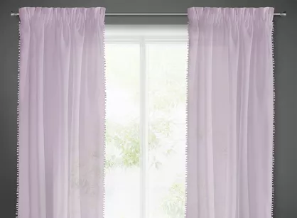 Firana gotowa na taśmie 140x270 ALMINA różowa z matowej etaminy obszyta pomponami 