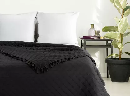 Narzuta jednokolorowa 170x210 VANESA czarna obszyta marszczoną falbaną