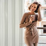 Zasłona na przelotkach 140x250 OLETA zaciemniająca typu dimout biała z geometrycznym szampańskim nadrukiem - 8