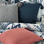 Poszewka dekoracyjna 45x45 POLY 5 granatowa jednokolorowa z pomponami - 3