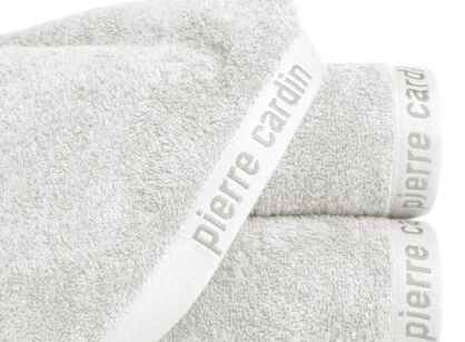 Ręcznik 70x140 EVI Pierre Cardin kremowy zdobiony bordiurą w kolorze ręcznika z logo marki