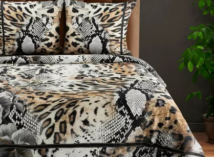 Pościel z makosatyny 160x200 EVA 20 Eva Minge jasnobrązowa z wzorem zwierzęcym i napisami z kolekcji Premium