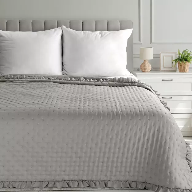 Narzuta z mikrofibry 220x240 LIBI 3 beżowa pikowana w delikatny wzór z falbaną