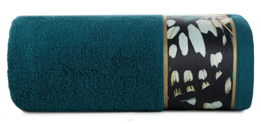 Ręcznik 70x140 EVA 15 Eva Minge ciemny turkus zdobiony bordiurą z designerskim wzorem w motyle z kolekcji Premium 500 g/m2