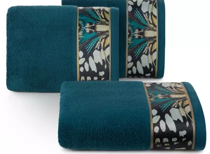 Ręcznik 70x140 EVA 15 Eva Minge ciemny turkus zdobiony bordiurą z designerskim wzorem w motyle z kolekcji Premium