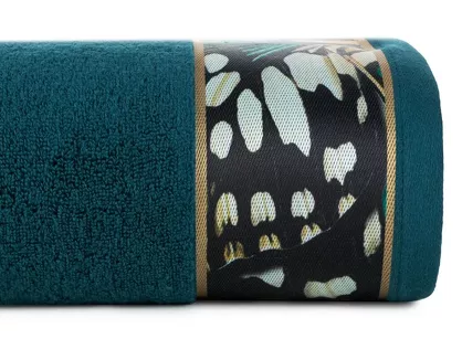Ręcznik 70x140 EVA 15 Eva Minge ciemny turkus zdobiony bordiurą z designerskim wzorem w motyle z kolekcji Premium
