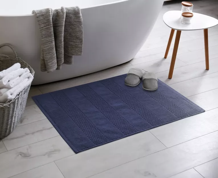 Dywanik bawełniany 50x70 JESSI granatowy w pasy z delikatnym tłoczeniem