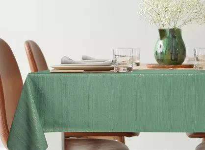 Obrus 140x260 GLAMO zielony z przetykaną błyszczącą złotą nicią