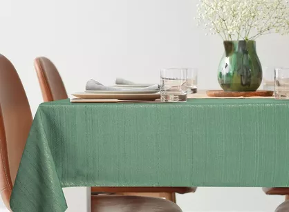 Obrus 140x260 GLAMO zielony z przetykaną błyszczącą złotą nicią