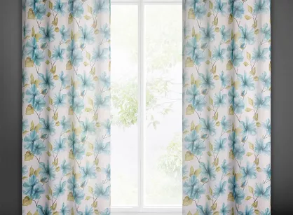 Firana gotowa na przelotkach 140x250 SOFIA biała z lekkiej etaminy z nadrukiem malarskich niebieskich kwiatów