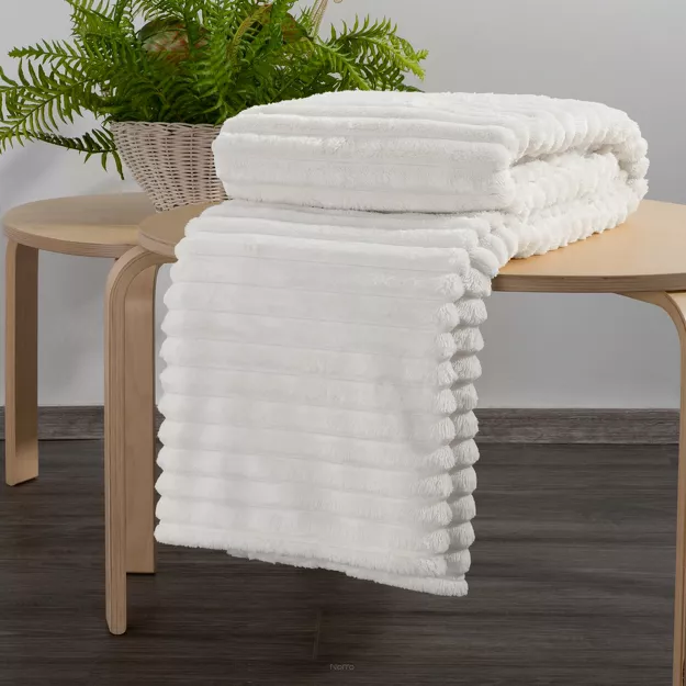 Koc na fotel 70x160 SOFT biały puszysty typu flano z wytłaczanym wzorem Design 91