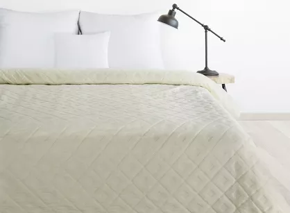Narzuta 220x240 ALARA 6 kremowa pikowana z mikrofibry wzór wyrazistych rombów