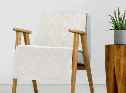 Koc na fotel 70x160 CARO kremowy puszysty typu flano z wytłaczanym wzorem Design 91