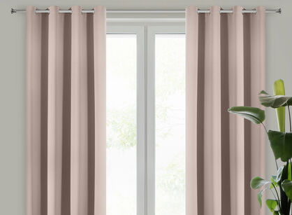Zasłona na przelotkach 135x250 LOGAN zaciemniająca pudrowa jednokolorowa z półmatowej tkaniny