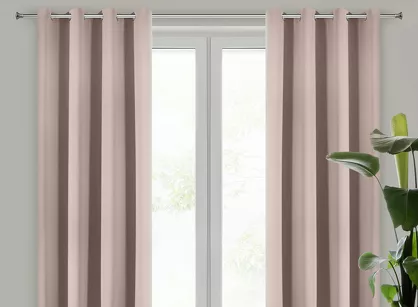 Zasłona na przelotkach 135x250 LOGAN zaciemniająca pudrowa jednokolorowa z półmatowej tkaniny
