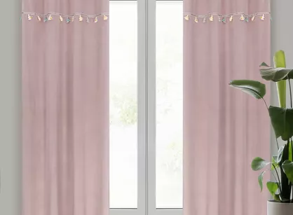 Zasłona na przelotkach 140x250 KIDS 1 pudrowa zdobiona taśmą dekoracyjną w wiszące słoniki