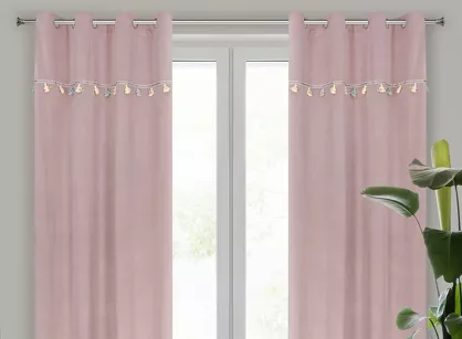 Zasłona na przelotkach 140x250 KIDS 1 pudrowa zdobiona taśmą dekoracyjną w wiszące słoniki