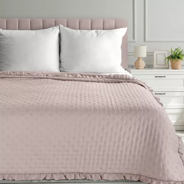 Narzuta z mikrofibry 220x240 LIBI 3 pudrowa pikowana w delikatny wzór z falbaną