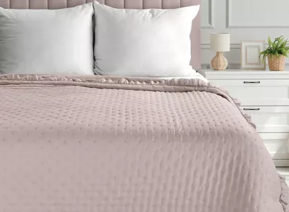 Narzuta z mikrofibry 220x240 LIBI 3 pudrowa pikowana w delikatny wzór z falbaną