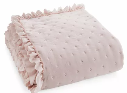 Narzuta z mikrofibry 220x240 LIBI 3 pudrowa pikowana w delikatny wzór z falbaną