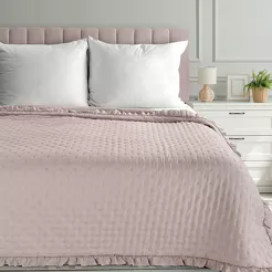 Narzuta z mikrofibry 220x240 LIBI 3 pudrowa pikowana w delikatny wzór z falbaną