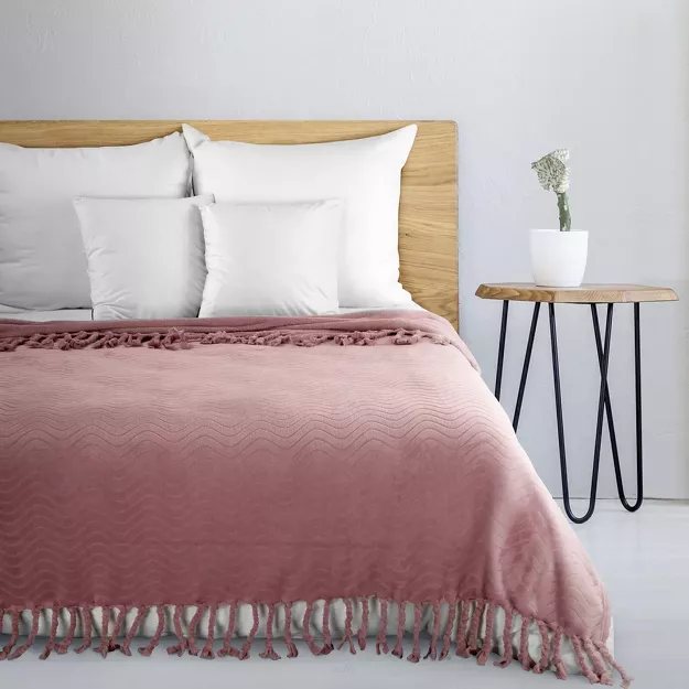 Koc 150x200 EMMA pudrowy z wytłaczanym falującym wzorem z frędzlami