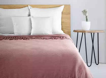 Koc 150x200 EMMA pudrowy z wytłaczanym falującym wzorem z frędzlami