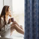 Zasłona na przelotkach 140x250 GOJA zaciemniająca Pierre Cardin granatowa z modnym motywem złotych liści miłorzębu - 15