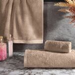 Komplet Ręczników VENUS Eva Minge ciemny puder zdobione bordiurą w kolorze ręcznika z napisami projektantki z kolekcji Premium 550 g/m2 - 2