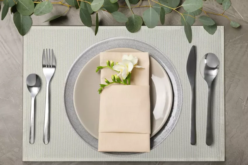 Serwetka 30x40 ALISA biała zdobiona złotą nicią 4 szt.