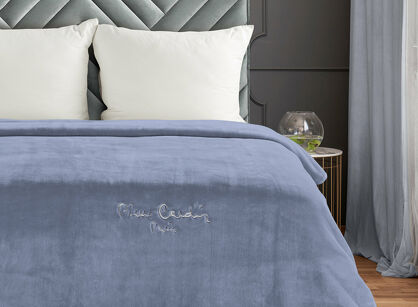 Koc akrylowy 220x240 CLARA 1 Pierre Cardin niebieski jednokolorowy z wyhaftowanym logo