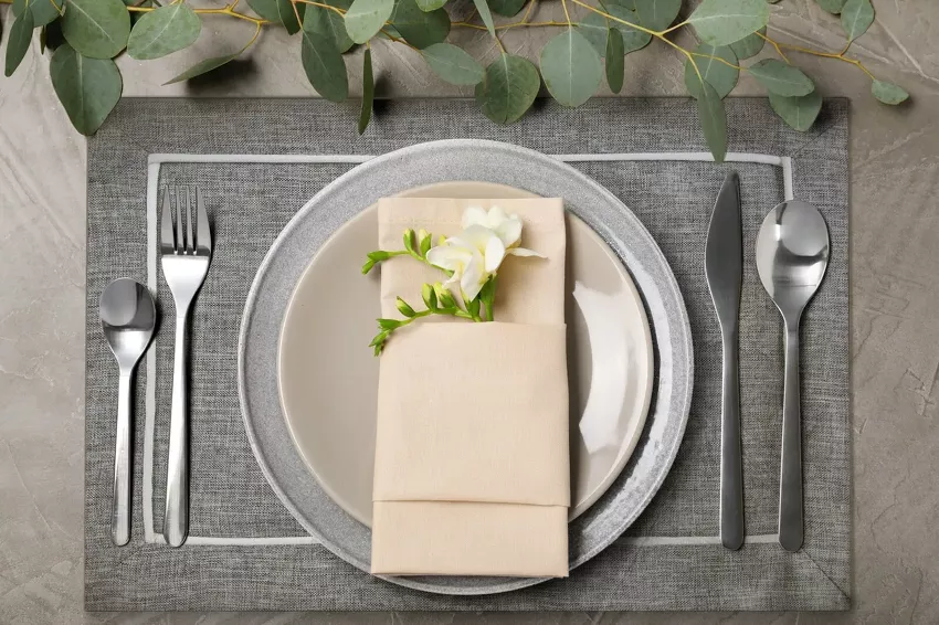 Serwetka 30x40 MEGI popielata zdobiona białą lamówką 4 szt.