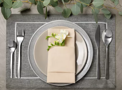 Serwetka 30x40 MEGI popielata zdobiona białą lamówką 4 szt.