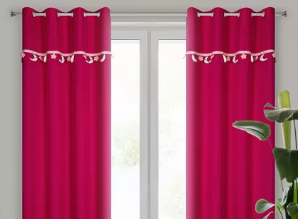 Zasłona na przelotkach 140x250 MOON 2 amarantowy zdobiona taśmą dekoracyjną w wiszące księżyce