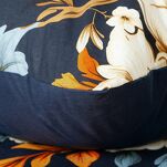 Pościel bawełniana 160x200 FIORA granatowa pomarańczowa z wzorem kwiatowym z kolekcji Classic - 3