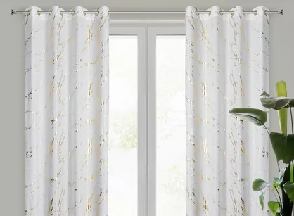 Zasłona gotowa na przelotkach 140x250 LANI biała z mikrofibry z błyszczącym złotym nadrukiem marmurku