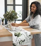 Bieżnik welwetowy 40x140 ELLEN biały z wzorem egzotycznych oliwkowych liści - 5